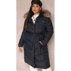 Granatowa Kurtka Pikowana z Wiązanym Paskiem Pytre. Niebieskie kurtki Renee, na zimę, plus size, bez wzorów, z futra. W wyprzedaży za 351.99 zł.