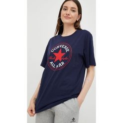 Converse t-shirt bawełniany kolor granatowy z nadrukiem. Niebieskie t-shirty Converse, s, bez wzorów, z bawełny, bez kołnierzyka, bez ramiączek. W wyprzedaży za 93.99 zł.