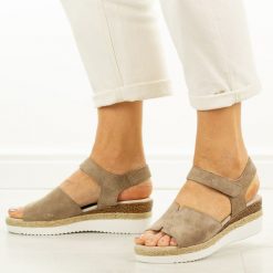Fango skórzane sandały damskie na koturnie Jezzi 18-32. Brązowe sandały Jezzi, bez wzorów, z jeansu, eleganckie, bez obcasa, na koturnie, bez zapięcia. Za 229.00 zł.