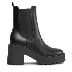 Botki Guess. Czarne botki Guess, z aplikacjami, bez obcasa, na słupku, bez zapięcia. Za 399.99 zł.