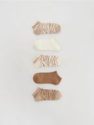 Krótkie skarpetki 5 pack - beżowy. Brązowe skarpetki Reserved, bez wzorów. W wyprzedaży za 27.99 zł.