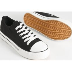 Trampki na koturnie - Czarny. Trampki marki Sinsay. Za 49.99 zł.