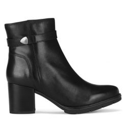 Botki Lasocki. Czarne botki Lasocki, bez wzorów, bez obcasa, na słupku, bez zapięcia. Za 229.99 zł.