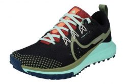 Buty do biegania damskie Nike W React Pegasus Trail 4. Czarne buty do biegania Nike, bez wzorów, z materiału, bez zapięcia, do biegania. Za 563.00 zł.