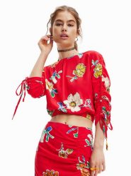 Desigual Bluzka Landi 23SWBW25 Czerwony Regular Fit. Czerwone bluzki Desigual, xs, bez wzorów, z wiskozy, bez kołnierzyka, bez ramiączek. Za 269.99 zł.
