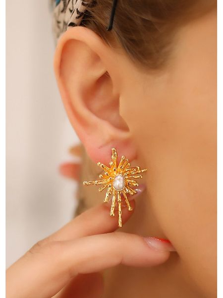 Pierres delicates Pozłacane kolczyki-wkrętki z perłami rozmiar: onesize. Żółte kolczyki Pierres delicates, z perłą, pozłacane. Za 82.83 zł.