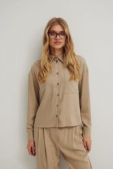 Koszula o prostym kroju z kieszonką w kolorze STONE BEIGE - ROMA-M/L. Brązowe koszule Marsala, l, bez wzorów, z tkaniny, eleganckie, bez kołnierzyka, bez ramiączek. Za 359.90 zł.