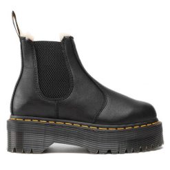 Sztyblety Dr. Martens. Czarne botki Dr Martens, bez wzorów, bez obcasa, na płaskiej podeszwie, bez zapięcia. Za 669.99 zł.