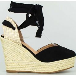 Sandały na plecionym koturnie z wiązaniem beżowe czarne-37. Brązowe sandały Inna, bez wzorów, z materiału, boho, bez obcasa, na koturnie, bez zapięcia. Za 129.99 zł.