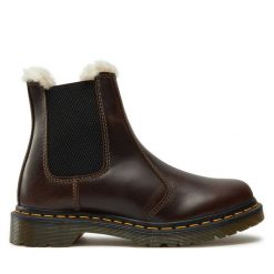 Botki Dr. Martens. Brązowe botki Dr Martens, bez wzorów, bez obcasa, na płaskiej podeszwie, bez zapięcia. Za 559.99 zł.