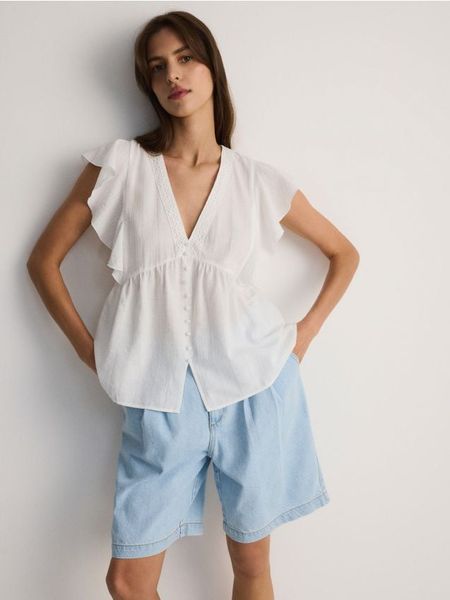 Krótka koszula z falbanami - złamana biel. Koszule Reserved, l, bez wzorów, z bawełny, bez kołnierzyka, bez ramiączek. W wyprzedaży za 69.99 zł.