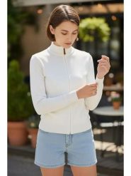 ASSUILI Kardigan w kolorze białym rozmiar: 36. Białe swetry Assuili, bez wzorów, bez ramiączek. Za 100.99 zł.