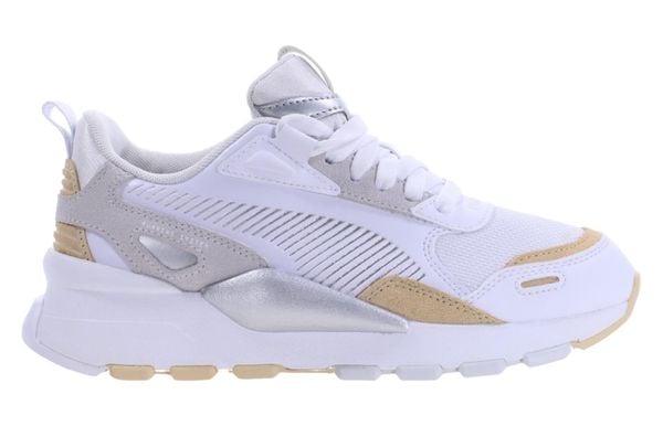 Buty do chodzenia damskie Puma Rs 3.0 Metallic Wns. Białe buty treningowe Puma, bez wzorów, z materiału, bez zapięcia, trekkingowe. Za 418.00 zł.