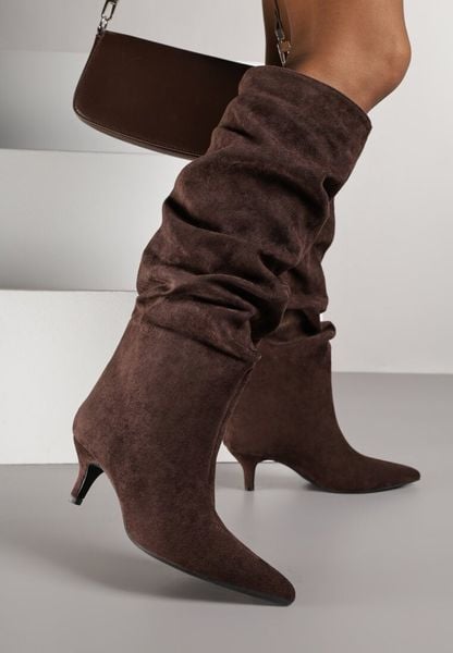 Ciemnobrązowe Marszczone Kozaki na Obcasie Typu Kaczuszka Alevitte. Brązowe kozaki Born2be, bez wzorów, z jeansu, eleganckie, bez obcasa, na obcasie, bez zapięcia. Za 179.99 zł.