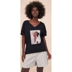 T-Shirt Damski Latrre BS Czarny. Czarne t-shirty blue shadow, m, z aplikacjami, z bawełny, bez kołnierzyka, bez ramiączek. Za 169.90 zł.
