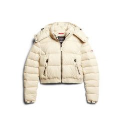 Damska krótka kurtka z kapturem Superdry Fuji. Brązowe kurtki Superdry, bez wzorów, z puchu, eleganckie, z kapturem. Za 505.85 zł.