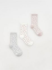 Skarpetki 3 pack - pastelowy róż. Czerwone skarpetki Reserved, bez wzorów. Za 49.99 zł.