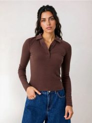 Prążkowana bluzka polo - brązowy. Brązowe bluzki Sinsay, l, bez wzorów, prążkowane, bez kołnierzyka, bez ramiączek. Za 25.99 zł.