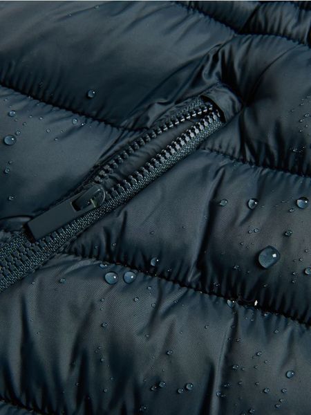 Długi pikowany płaszcz z kapturem - jasny zielony. Zielone płaszcze Reserved, bez wzorów, z tkaniny, z kapturem. Za 189.99 zł.