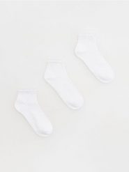 Krótkie skarpetki z wiskozą 3 pack - złamana biel. Skarpetki Reserved, bez wzorów, z wiskozy. Za 39.99 zł.