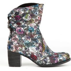 Botki - skóra naturalna - model 497 - kolor czarne kwiaty (35). Czarne botki Zapato, bez wzorów, z jeansu, biznesowe, za kostkę, bez obcasa, na obcasie, bez zapięcia. W wyprzedaży za 204.50 zł.