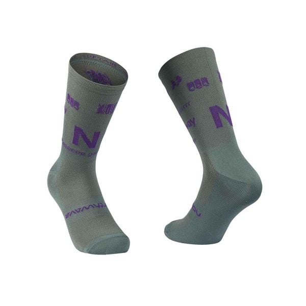 Skarpety rowerowe NORTHWAVE Type Sock szaro fioletowy. Fioletowe skarpetki Northwave, bez wzorów. Za 39.00 zł.