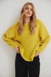 Sweter oversize z bufiastymi rękawami w kolorze LEMON - RIVERO. Żółte swetry Marsala, na lato, bez wzorów, z wełny, bez ramiączek. Za 249.90 zł.