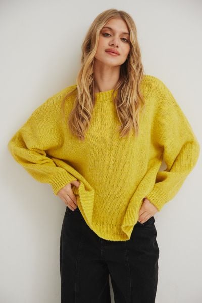 Sweter oversize z bufiastymi rękawami w kolorze LEMON - RIVERO. Żółte swetry Marsala, na lato, bez wzorów, z wełny, bez ramiączek. Za 249.90 zł.