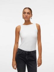 Vero Moda Top w kolorze białym rozmiar: XS. Białe topy Vero Moda, xs, bez wzorów, bez kołnierzyka, bez ramiączek. Za 56.99 zł.