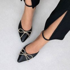 Czarne skórzane Polskie szpilki damskie Prestige 2252. Czarne szpilki Prestige, bez wzorów, ze skóry, eleganckie, bez obcasa, na szpilce, bez zapięcia. Za 429.00 zł.