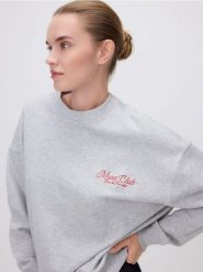 Bluza z haftowanym napisem - jasnoszary. Szare bluzy Reserved, l, bez wzorów, z bawełny, bez ramiączek, bez kaptura. Za 119.99 zł.