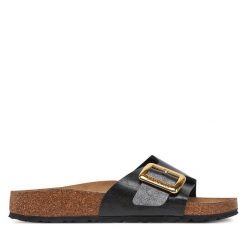 Klapki Birkenstock. Czarne klapki Birkenstock, bez wzorów, bez obcasa, bez zapięcia. Za 499.99 zł.