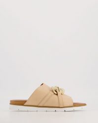 KLAPKI Z ŁAŃCUCHEM 030821297L BEIGE. Brązowe klapki Venezia, bez wzorów, ze skóry, bez obcasa, bez zapięcia. Za 159.00 zł.