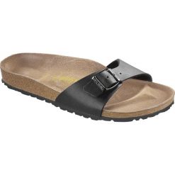Klapki damskie Birkenstock Madrid BS. Czarne klapki Birkenstock, bez wzorów, z materiału, klasyczne, bez obcasa, bez zapięcia. Za 380.66 zł.