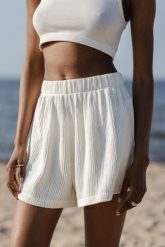 Szorty z plisowanej BAWEŁNY w kolorze VANILA PUDING -SHELLY. Białe szorty Marsala, bez wzorów, z bawełny. W wyprzedaży za 68.97 zł.