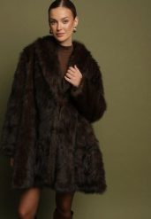 Brązowa Długa Futrzana Kurtka Ozdobiona Kołnierzem Galanna. Brązowe kurtki Born2be, m, bez wzorów, z futra, eleganckie, bez kaptura. Za 279.99 zł.