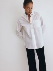 Popelinowa koszula oversize - biały. Białe koszule Reserved, l, bez wzorów, z bawełny, bez kołnierzyka, bez ramiączek. W wyprzedaży za 119.99 zł.