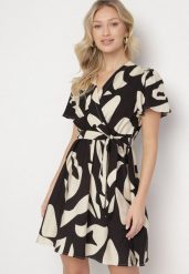 Czarna Sukienka Ozdobiona Abstrakcyjnym Wzorem Wiązana w Pasie Ofrea. Czarne sukienki Born2be, na co dzień, l, bez wzorów, eleganckie, bez kołnierzyka, bez ramiączek, mini, dopasowane. W wyprzedaży za 62.99 zł.