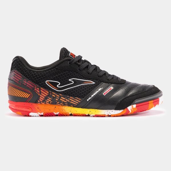 Buty piłkarskie damskie Joma Mundial 2401. Czarne buty treningowe Joma, bez wzorów, z gumy, bez zapięcia, do piłki nożnej. Za 199.99 zł.