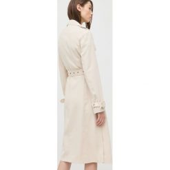 Guess trencz damski kolor beżowy przejściowy dwurzędowy. Brązowe płaszcze Guess, l, z aplikacjami, klasyczne, bez kaptura. Za 919.99 zł.