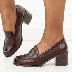 Bordowe mokasyny damskie na obcasie M.Daszyński 2201D-3. Czerwone mokasyny M.Daszyński, bez wzorów, ze skóry, z okrągłym noskiem. Za 189.00 zł.