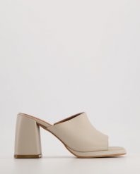 BEŻOWE KLAPKI 0013040 BEIGE. Brązowe klapki Venezia, bez wzorów, ze skóry, bez obcasa, bez zapięcia. Za 249.00 zł.