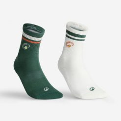 Skarpety sportowe RS300 wysokie 2 pary specjalna edycja. Białe skarpetki Decathlon, bez wzorów, z bawełny. Za 34.99 zł.