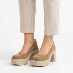 Półbuty damskie Karino, stabilny słupek podwyższona platforma miękka cholewka zabudowany przód masywna podeszwa, beżowe, 5996/007-P. Brązowe półbuty wsuwane Karino, bez wzorów, eleganckie, bez obcasa, na obcasie. Za 519.00 zł.