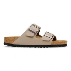 BIRKENSTOCK Arizona BFBC Gray Taupe Klapki damskie. Brązowe klapki Birkenstock, bez wzorów, z materiału, klasyczne, bez obcasa, bez zapięcia. Za 349.99 zł.