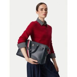 Torebka Tommy Hilfiger. Niebieskie torebki klasyczne Tommy Hilfiger, bez wzorów, klasyczne, bez dodatków. Za 649.99 zł.