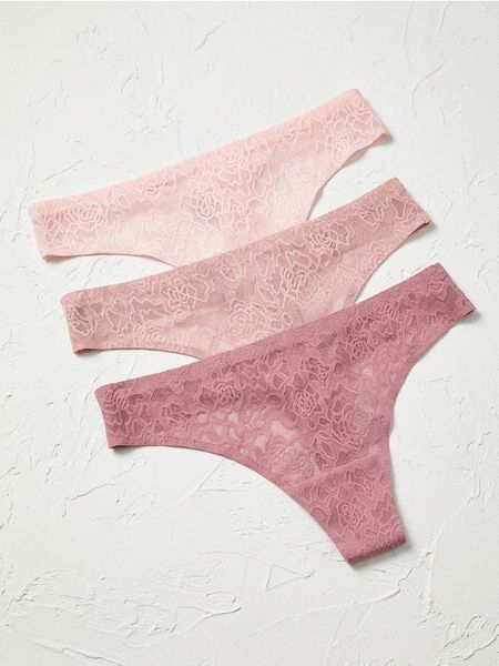 Koronkowe stringi 3 pack - wielobarwny. Stringi Sinsay, bez wzorów, z koronki. Za 25.99 zł.
