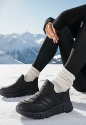 Czarne Pikowane Sneakersy Śniegowce na Grubej Tłoczonej Platformie Verta. Czarne śniegowce Born2be, bez wzorów, z jeansu, bez zapięcia. Za 39.99 zł.