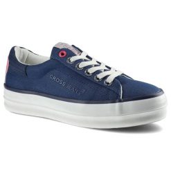Trampki damskie Cross Jeans, z materiału tekstylnego o drobnym splocie z klasycznym sznurowaniem wzmocnioną strefą pięty oraz podwyższoną płaską pode. Niebieskie trampki Cross Jeans, bez wzorów, z jeansu, eleganckie, bez zapięcia. Za 86.20 zł.