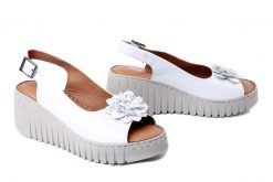 ARTIKER RELAKS 58C3355 white, sandały damskie. Białe sandały Artiker Relaks, bez wzorów, ze skóry, bez obcasa, na koturnie, bez zapięcia. Za 174.93 zł.